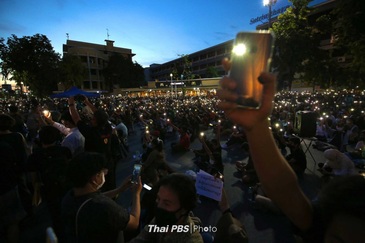 กลุ่มนักศึกษาปลดแอก เวลา 19.30 น. ที่บริเวณอนุสาวรีย์ประชาธิปไตย กลุ่มนักศึกษาปลดแอก เวลา 19.30 น. ที่บริเวณอนุสาวรีย์ประชาธิปไตย